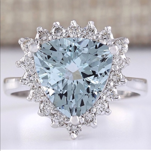 💎 Stunning Triangle Shaped Aquamarine Ring - Picture 2 of 6